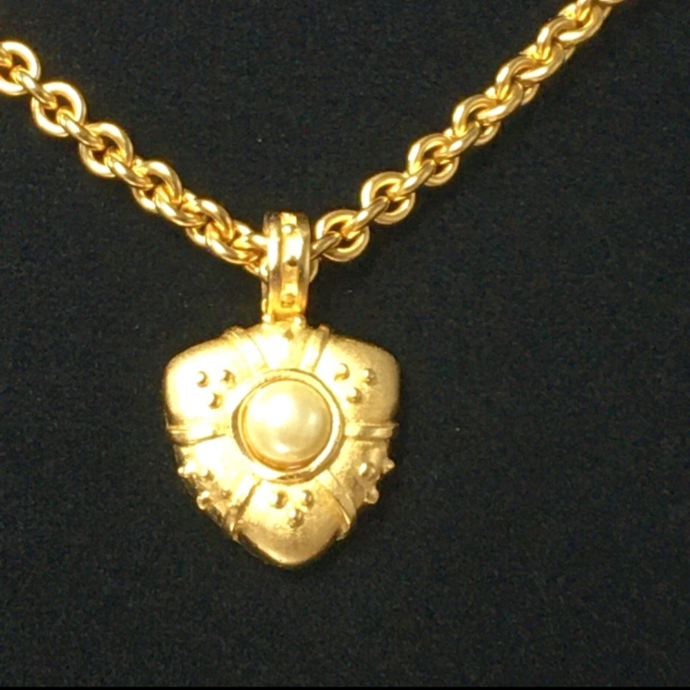 Vintage Hobe’ Simulated Pearl Golden Pendant Necklace 16" EUC